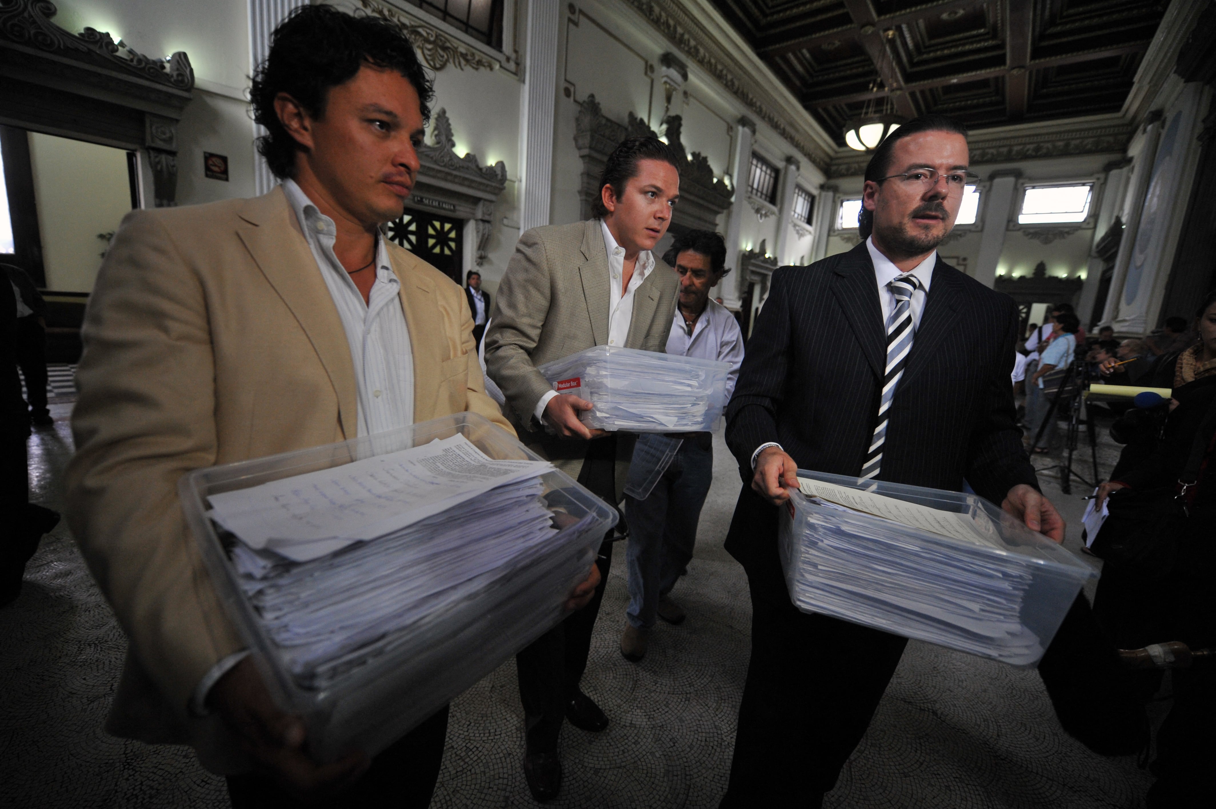 Rodrigo Arenas denunció amenazas contra él y su equipo de República y las atribuyó a estructuras vinculadas con la narcopolítica en Guatemala. En el centro de la foto.