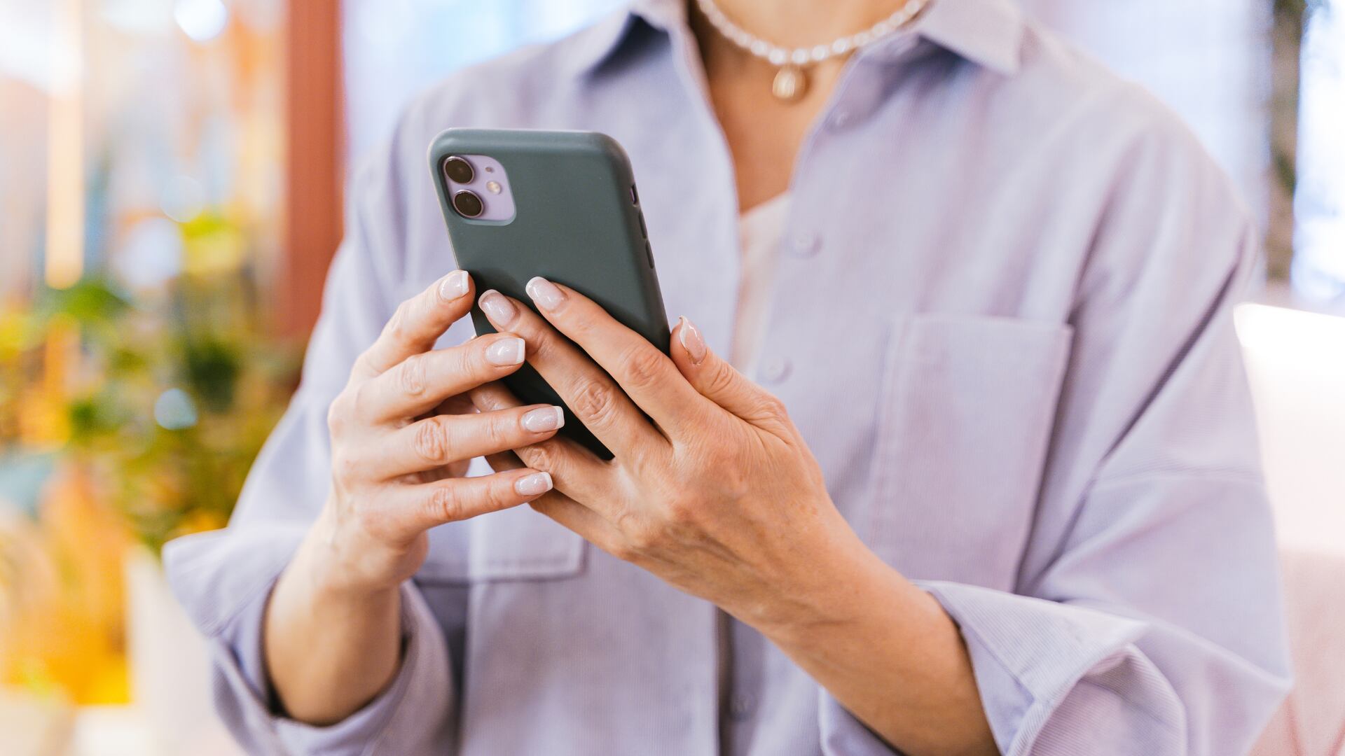 La aplicación no guarda archivos borrados en papelera; solo con respaldos se recupera información, o se vacían chats para ganar espacio.