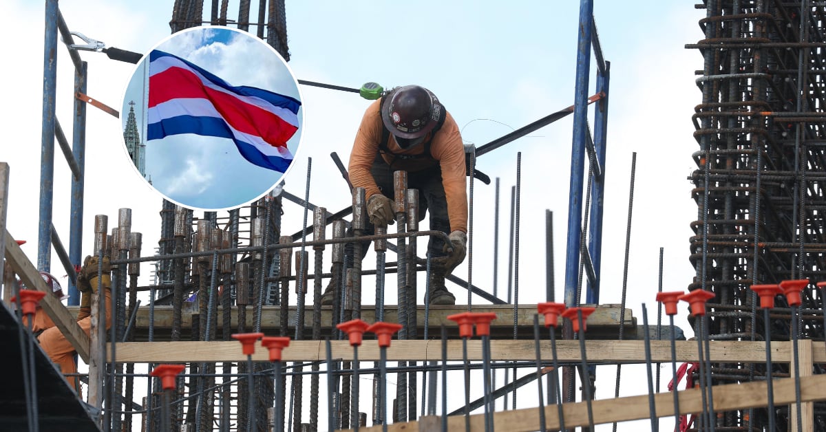 Obrero de la construcción trabaja sobre una estructura de acero. En la imagen se observa varilla de hierro y elementos metálicos utilizados en edificaciones. En un recuadro la bandera de Costa Rica.