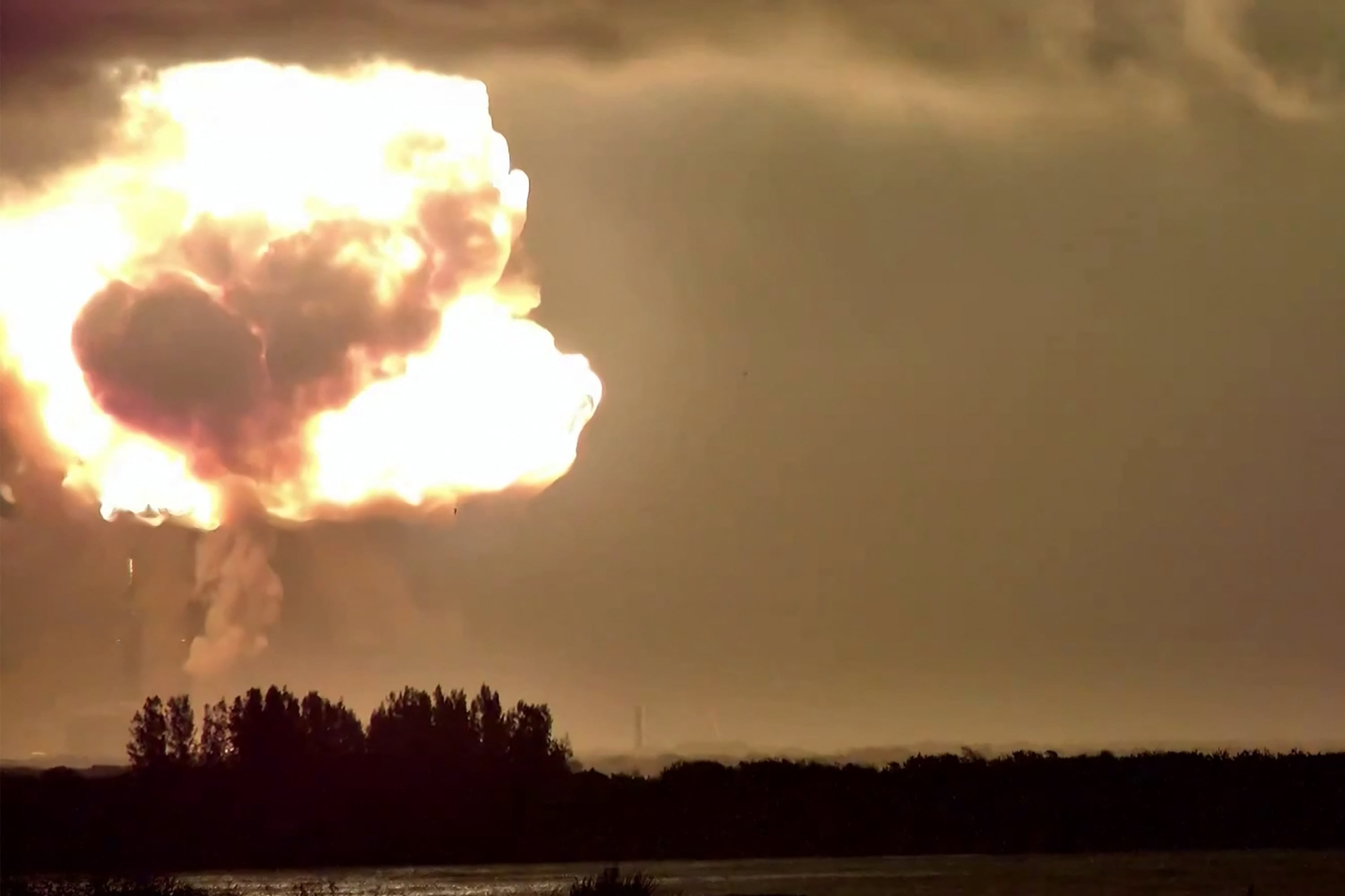 Explosión del cohete New Glenn de Blue Origin durante una prueba de vuelo, el 28 de mayo de 2026, en Cabo Cañaveral, Florida. Imágenes difundidas en redes sociales muestran humo saliendo de la base del cohete antes de convertirse en una enorme bola de fuego. Las autoridades informaron que no se reportaron personas heridas. (Foto: AFP / @JConcilus)