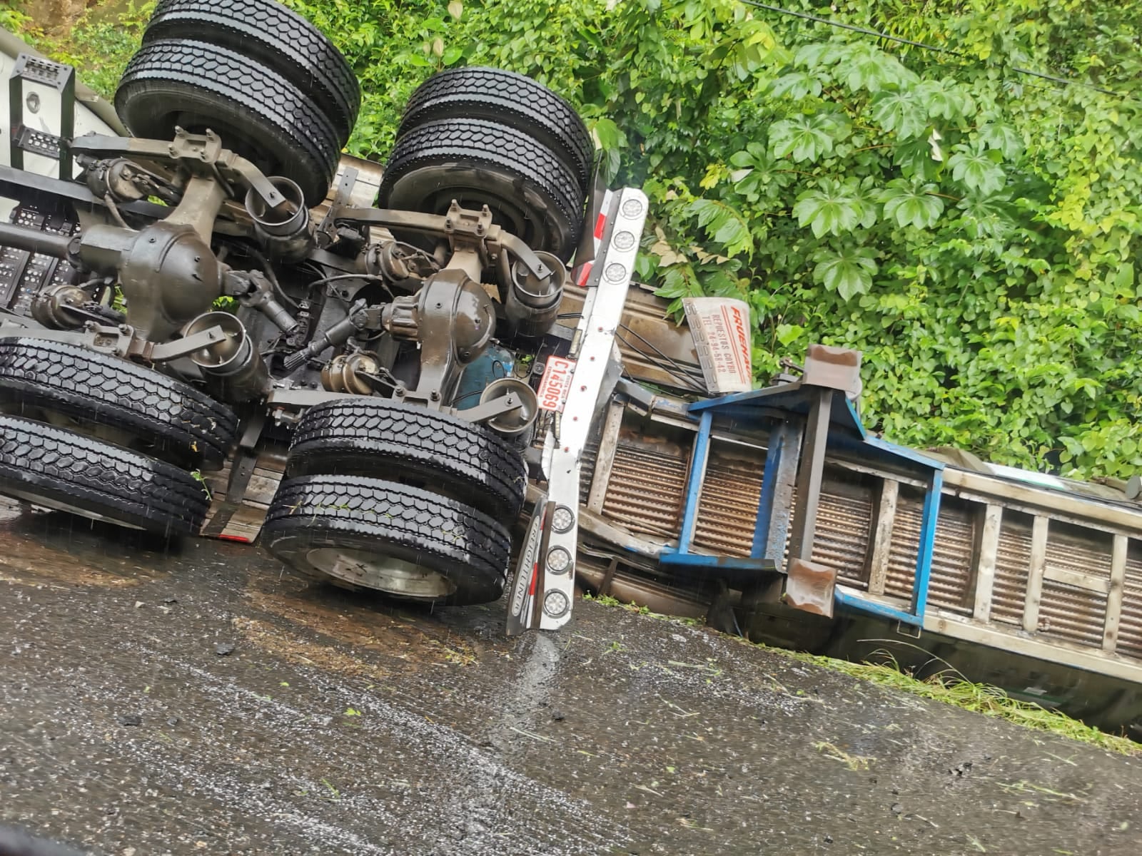El vuelco del cisterna se produjo ayer en la tarde en el sector de Cambrónero. Foto: Andrés Garita.