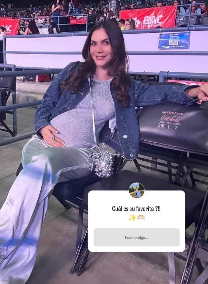 Sheiris Montero embarazada sentada en una silla.