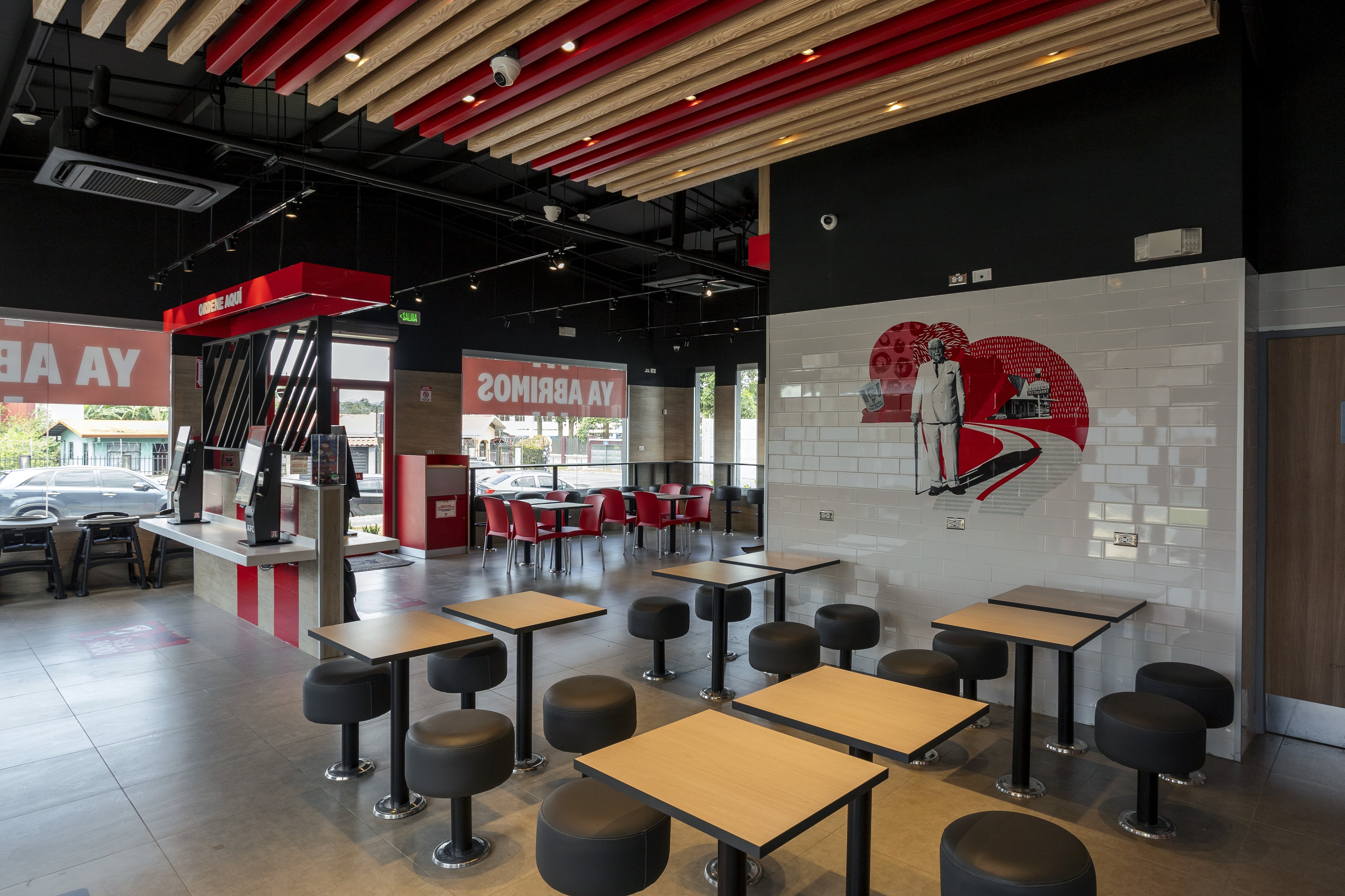 KFC Costa Rica amplió su presencia en el país con la apertura de dos nuevos restaurantes en Concepción de La Unión, Cartago, y El Coyol, Alajuela, como parte de su plan de expansión 2025. Cada local incorpora autoservicio, servicio exprés y tecnología para mejorar la experiencia de los clientes.