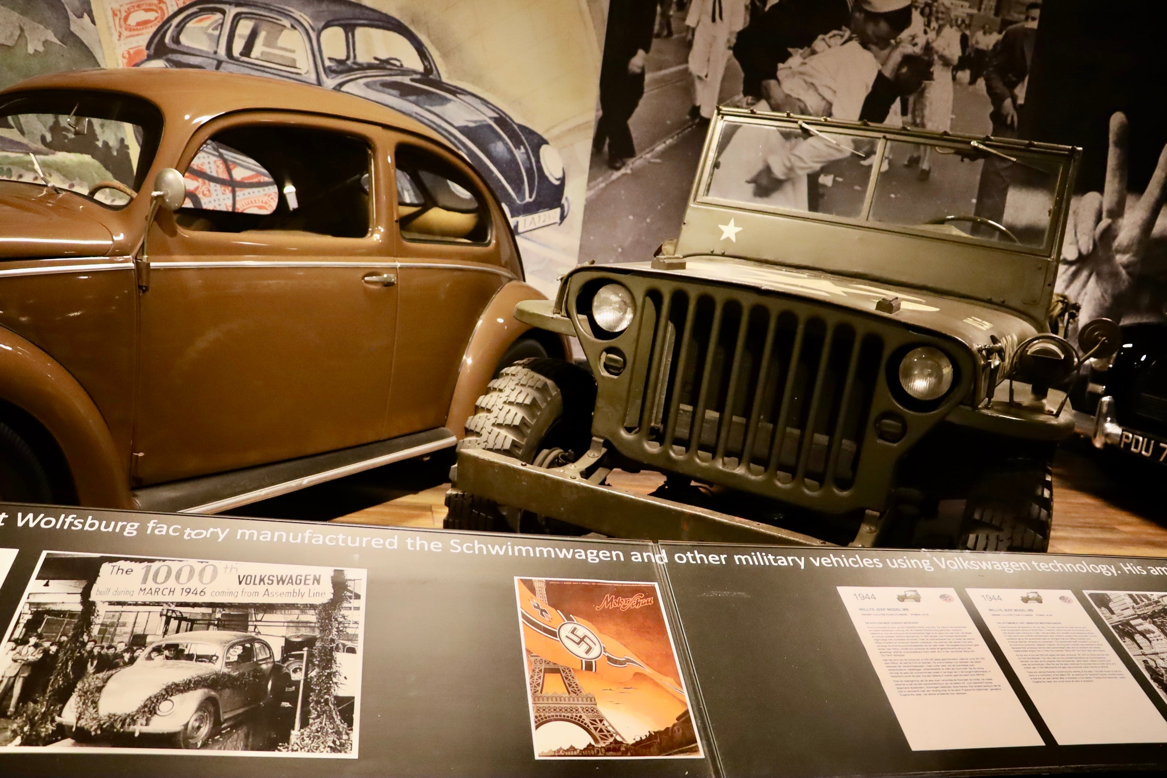 Museo Den Haag Países bajos. Volkswagen Schwimmwagen Tipo 166 junto al vehículo militar Volkswagen Kübelwagen Tipo 82. Ambos modelos fueron ampliamente utilizados por las fuerzas alemanas durante la Segunda Guerra Mundial.