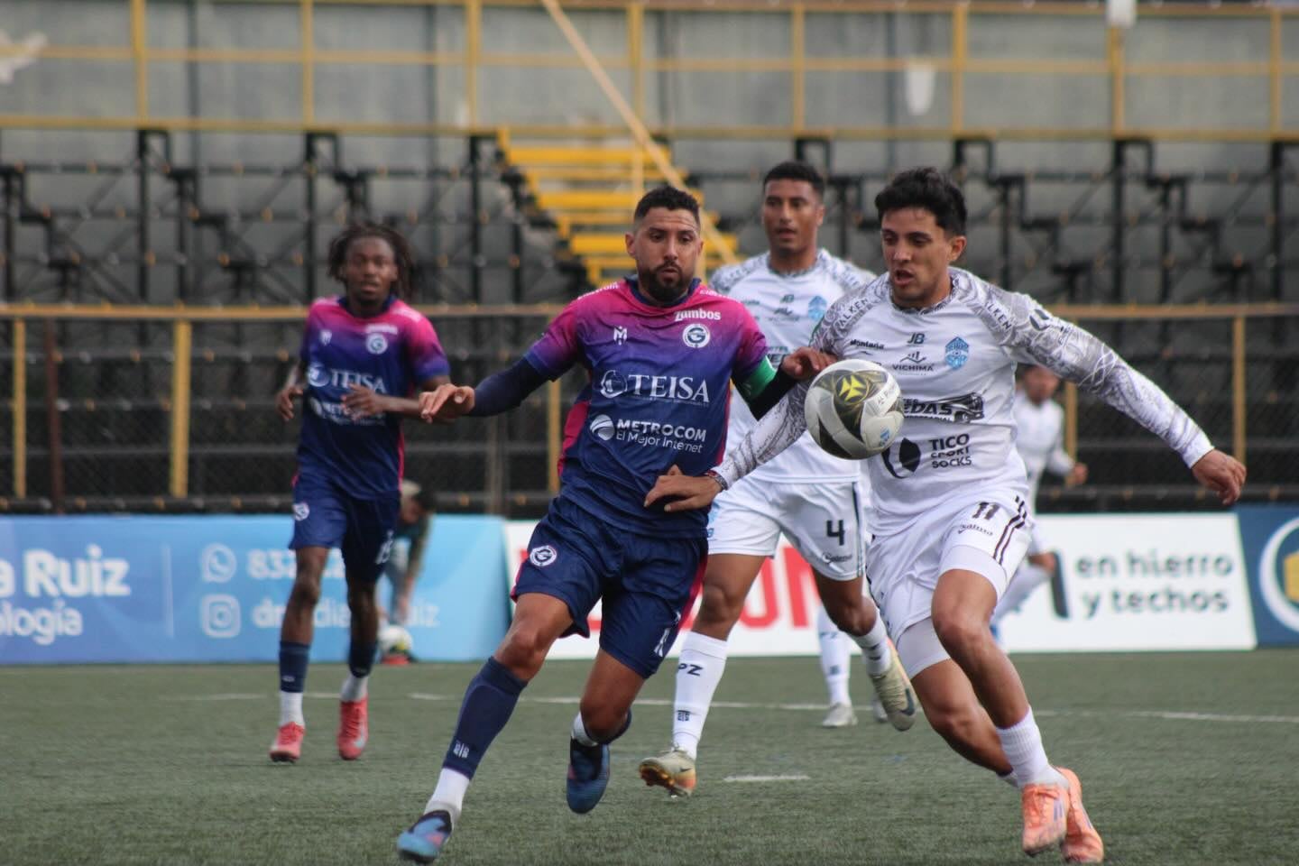 Se observa a Marvin Ángulo (derecha) y Barlon Sequeira (izquierda) luchando por el balón.