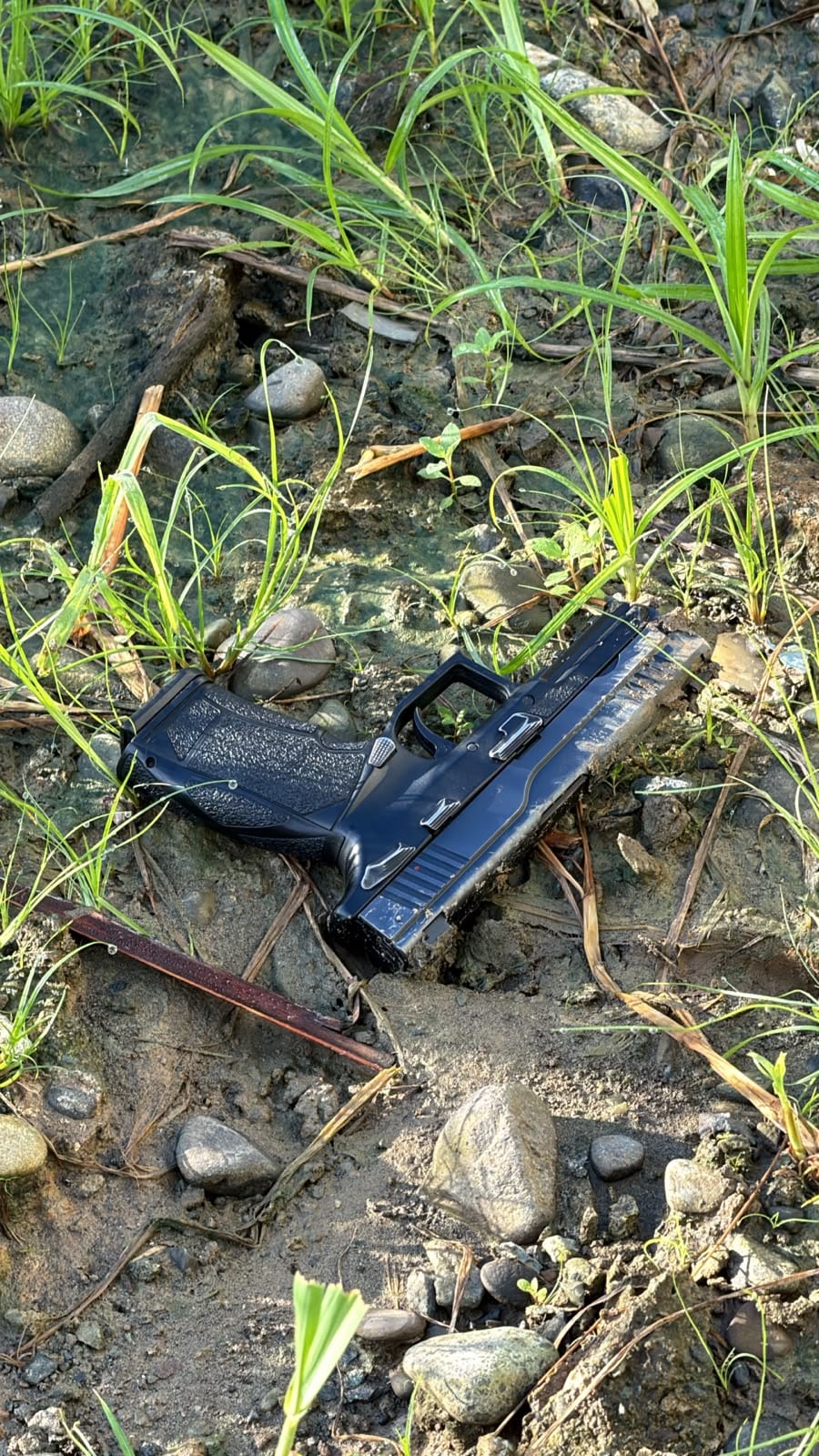 Decomiso de fusiles de asalto y pistolas a supuestos miembros del grupo La H, durante allanamientos realizados este jueves 17 de setiembre en Los Lirios y Barrio Quinto de Limón.