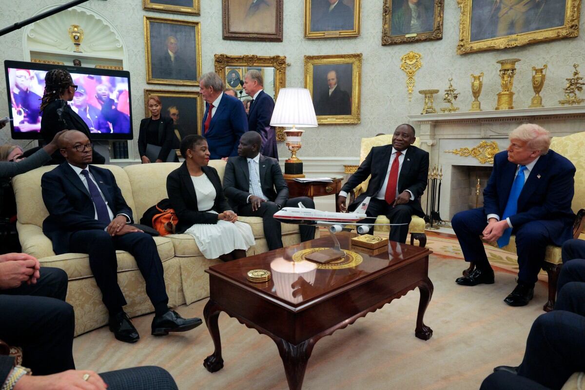 WASHINGTON, DC - APRIL 09: U.S. President Donald Trump speaks to reporters while in the Oval Office of the White House on April 09, 2025 in Washington, DC. President Trump signed several executive orders including directing the �repeal of unlawful regulations� and reducing �anti-competitive regulatory barriers.� Earlier today, Trump announced a 90-day pause on the full effect of his new tariffs for dozens of countries with the exception of China. Anna Moneymaker/Getty Images/AFP (Photo by Anna Moneymaker / GETTY IMAGES NORTH AMERICA / Getty Images via AFP)