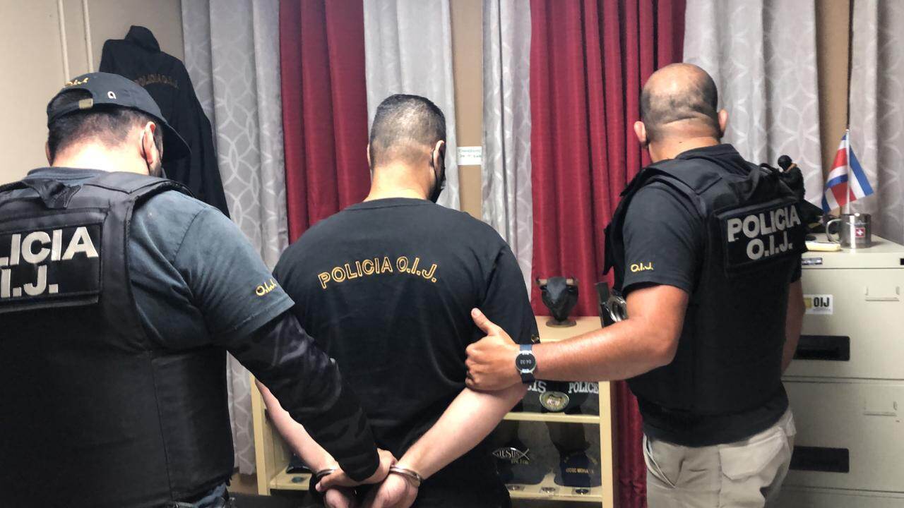 Un oficial del Organismo de Investigación Judicial (OIJ) fue detenido este martes por presuntamente colaborar con una organización dedicada al tráfico de drogas y el lavado de dinero.
La captura la ejecutaron oficiales de la Sección Contra el Crimen Organizado en la oficinas de la delegación del OIJ en Ciudad Neily, cantón de Corredores, donde estaba destacado el agente que es de apellidos Campos Jiménez.Foto del OIJ.