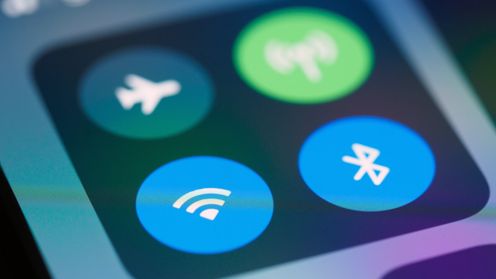 La batería se agota más rápido y se expone a redes abiertas si no apaga el wifi al salir de su vivienda.