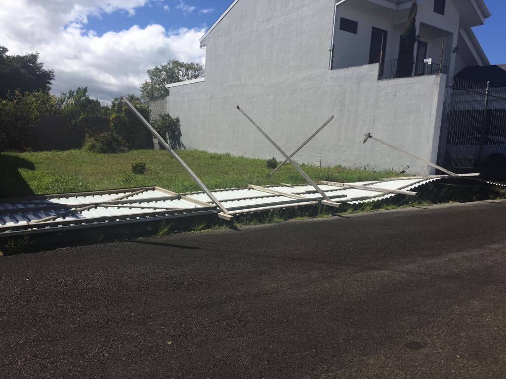 Escenas de tapias derribadas por el viento, como esta en Santiago de San Rafael, Heredia, son comunes en estos días, lo mismo que árboles o ramas que caen en vías públicas. Foto: Larissa Minsky.