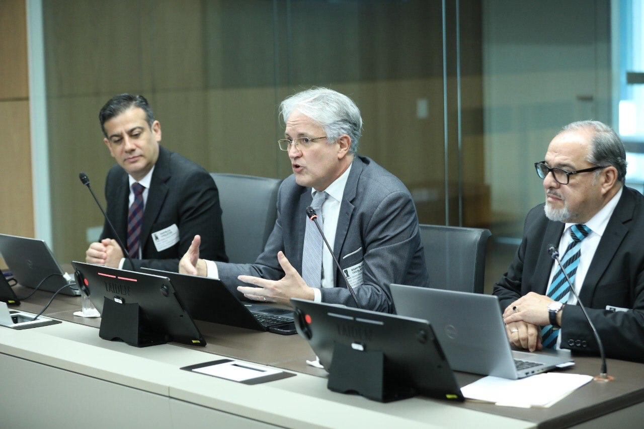 Tomás Soley (centro), jerarca de Sugeval y Sugese; Hermes Alvarado (izquierda), superintendente de Pensiones; y Reyner Brenes, intendente de Valores, acudieron al Congreso a referirse al proyecto para fortalecer el MEIC.