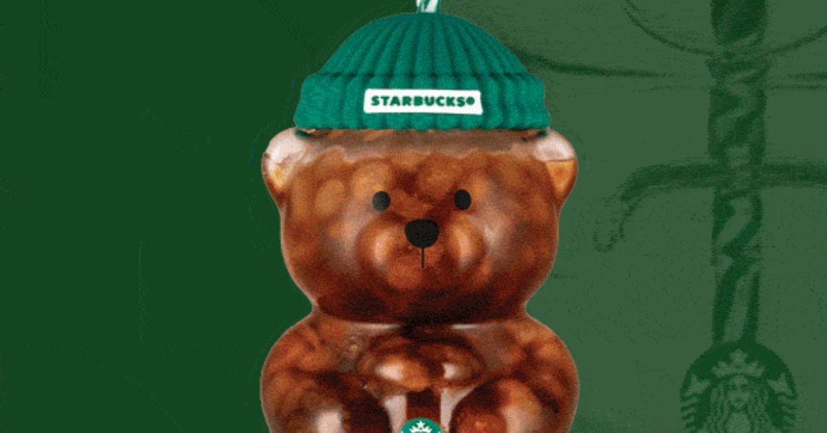 Vaso de oso de vidrio de Starbucks, con gorrito verde estilo beanie y una pajilla de colores verde y blanco