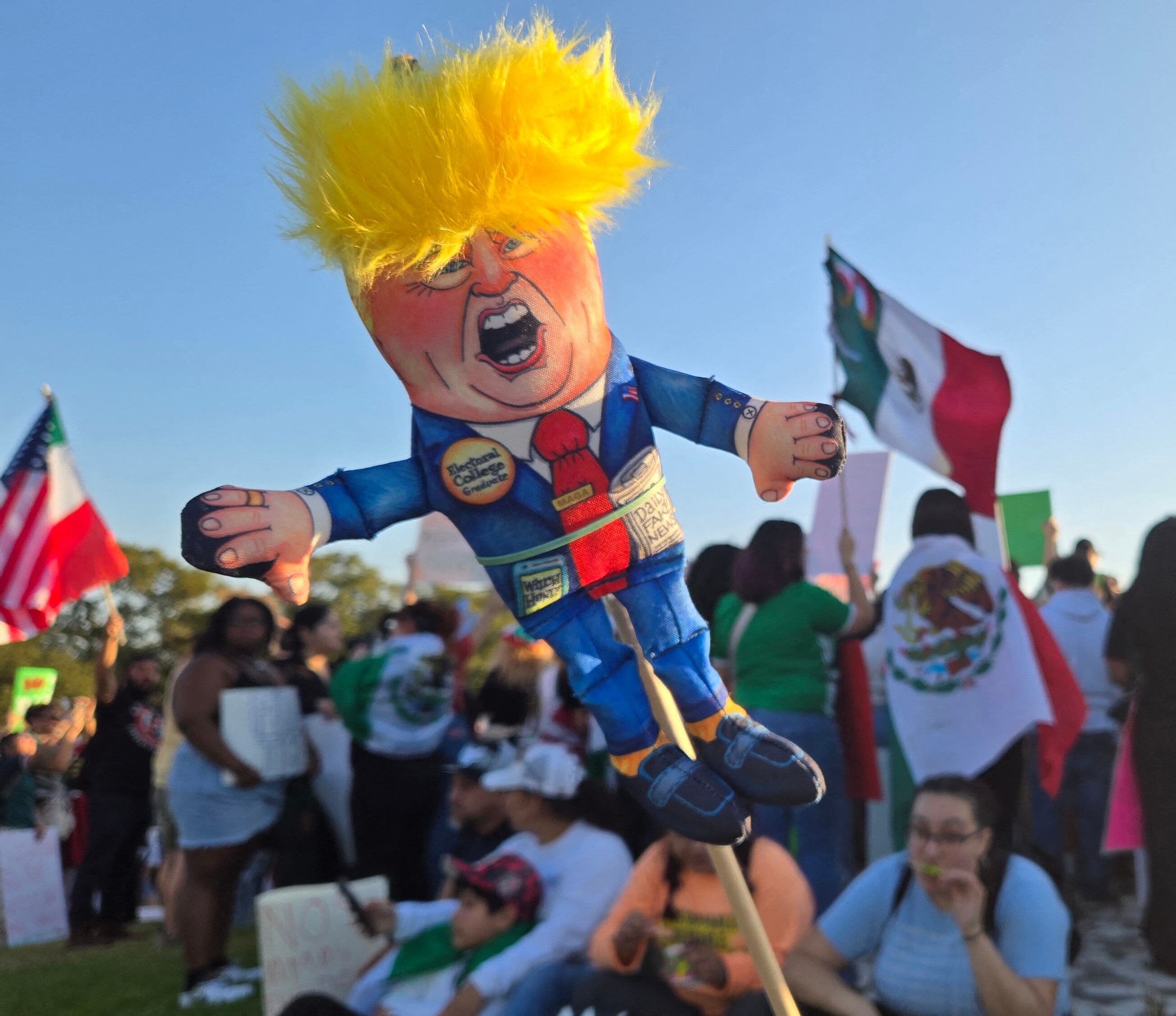 La gente se reúne en apoyo a los inmigrantes en Houston, Texas. Banderas de México y carteles señalando a Donald Trump fueron parte de la protesta.