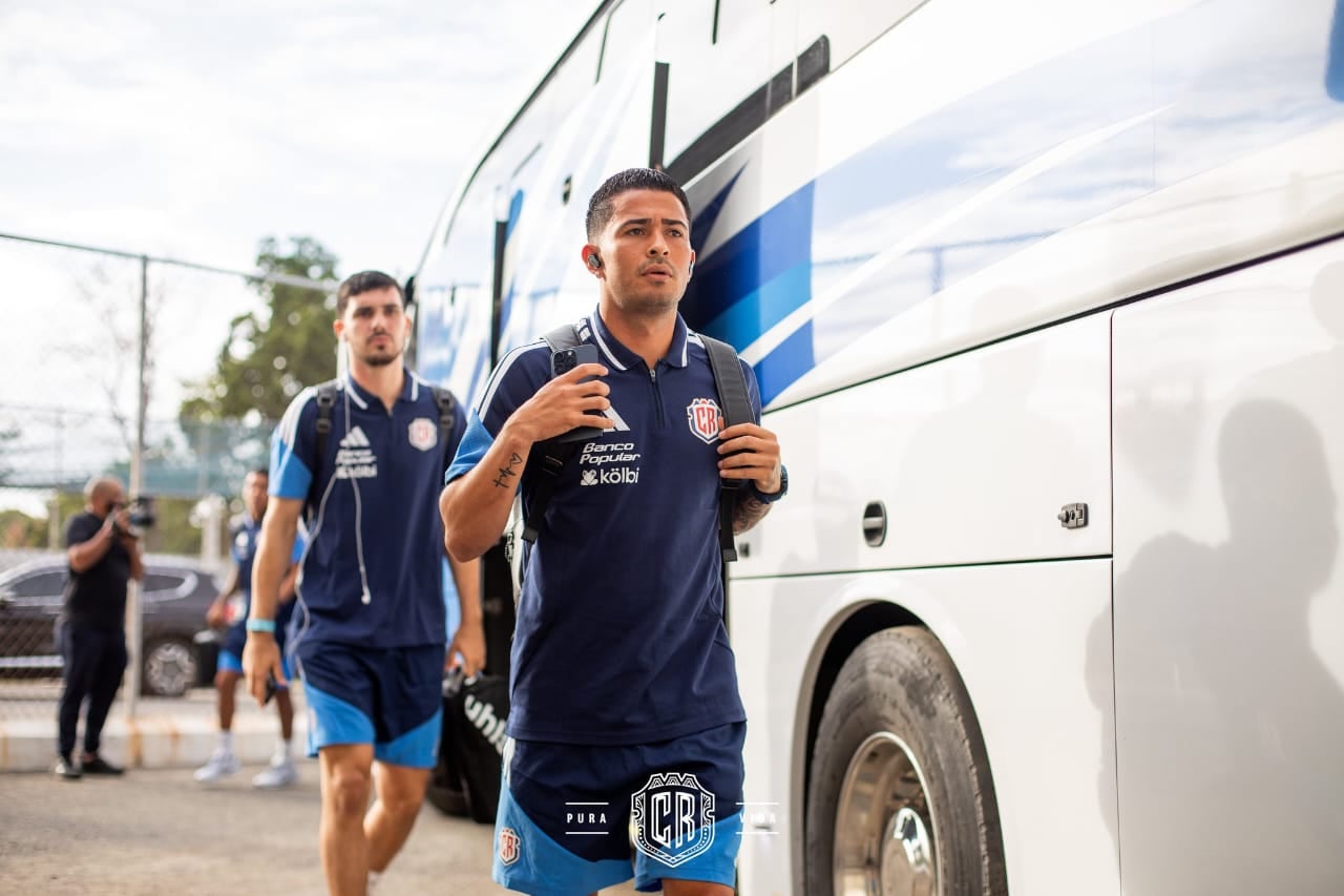 Gerson Torres y Sebastián Acuña respaldaron el trabajo de Fernando Batista en la Selección de Costa Rica tras la derrota frente Haití. En la foto, Torres llegando al estadio antes del partido.