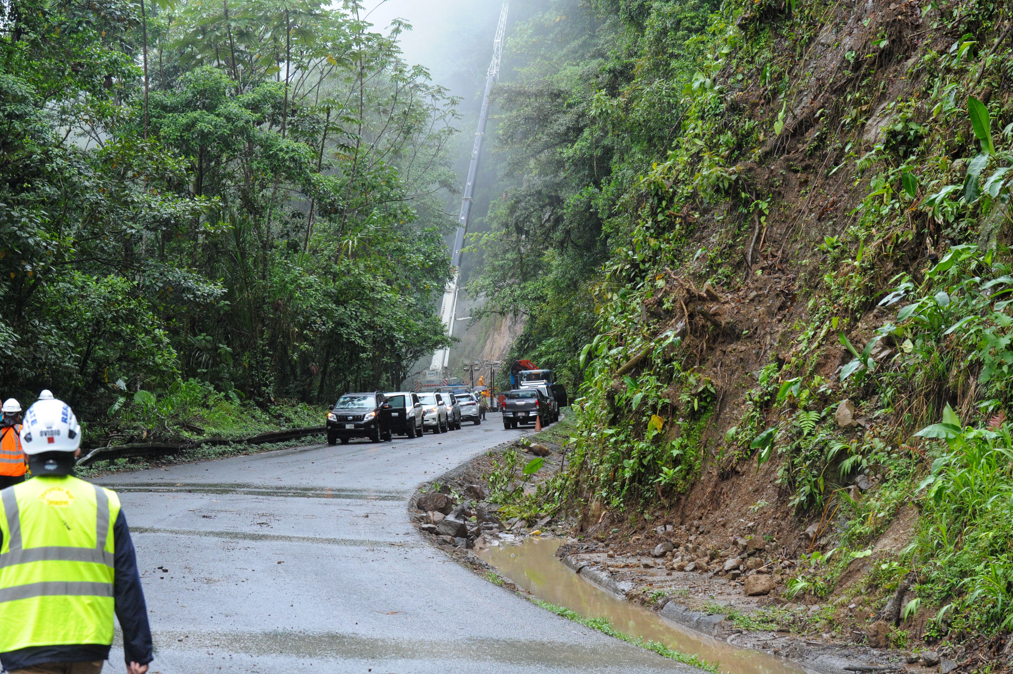 Zurquí ruta 31 voladura de enorme roca