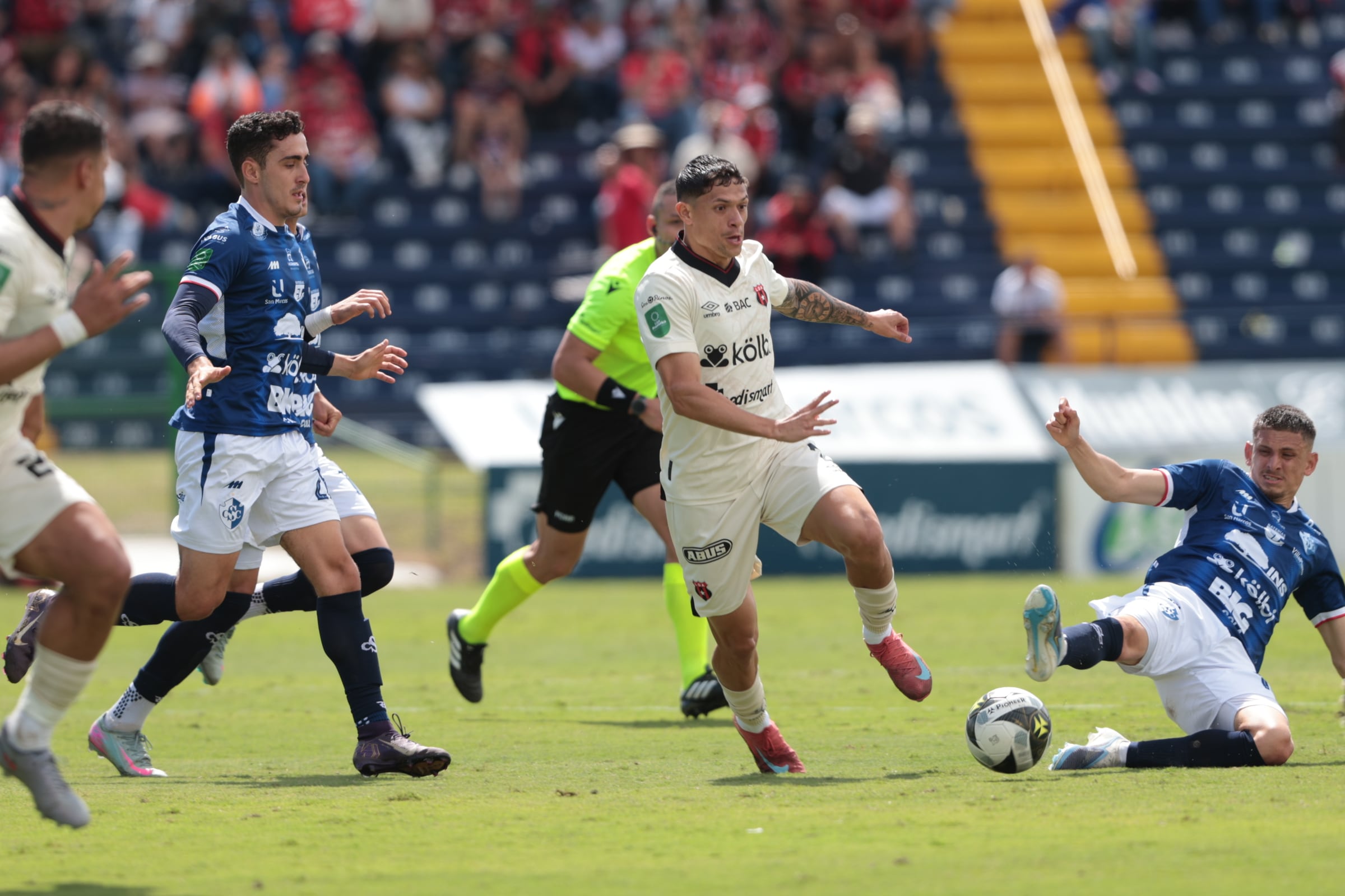 30/11/2025/ Juego entre Club Sport Cartagines vs Liga Deportiva Alajuelense por la fecha 17 del torneo apertura de l Liga Promerica en el estadio Fello Meza / foto John Durán