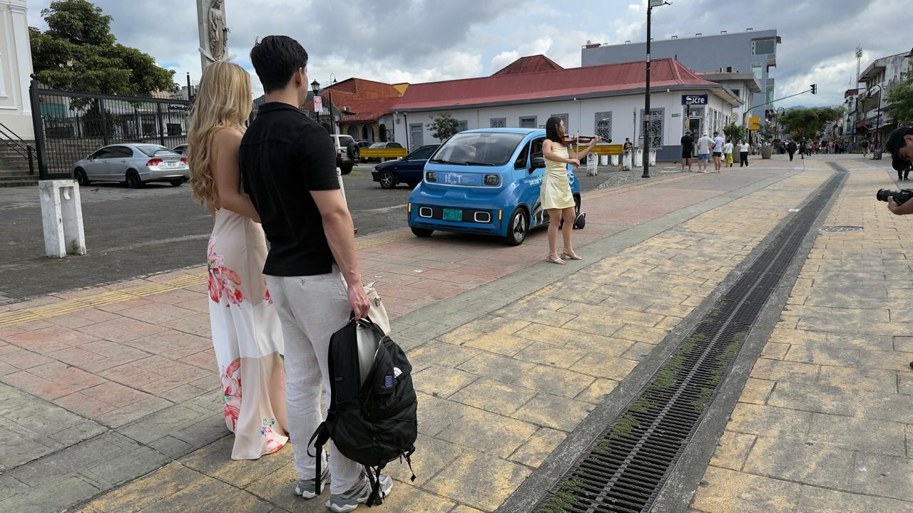 La propuesta busca acercar el arte al público que transita por espacios concurridos de San José.
