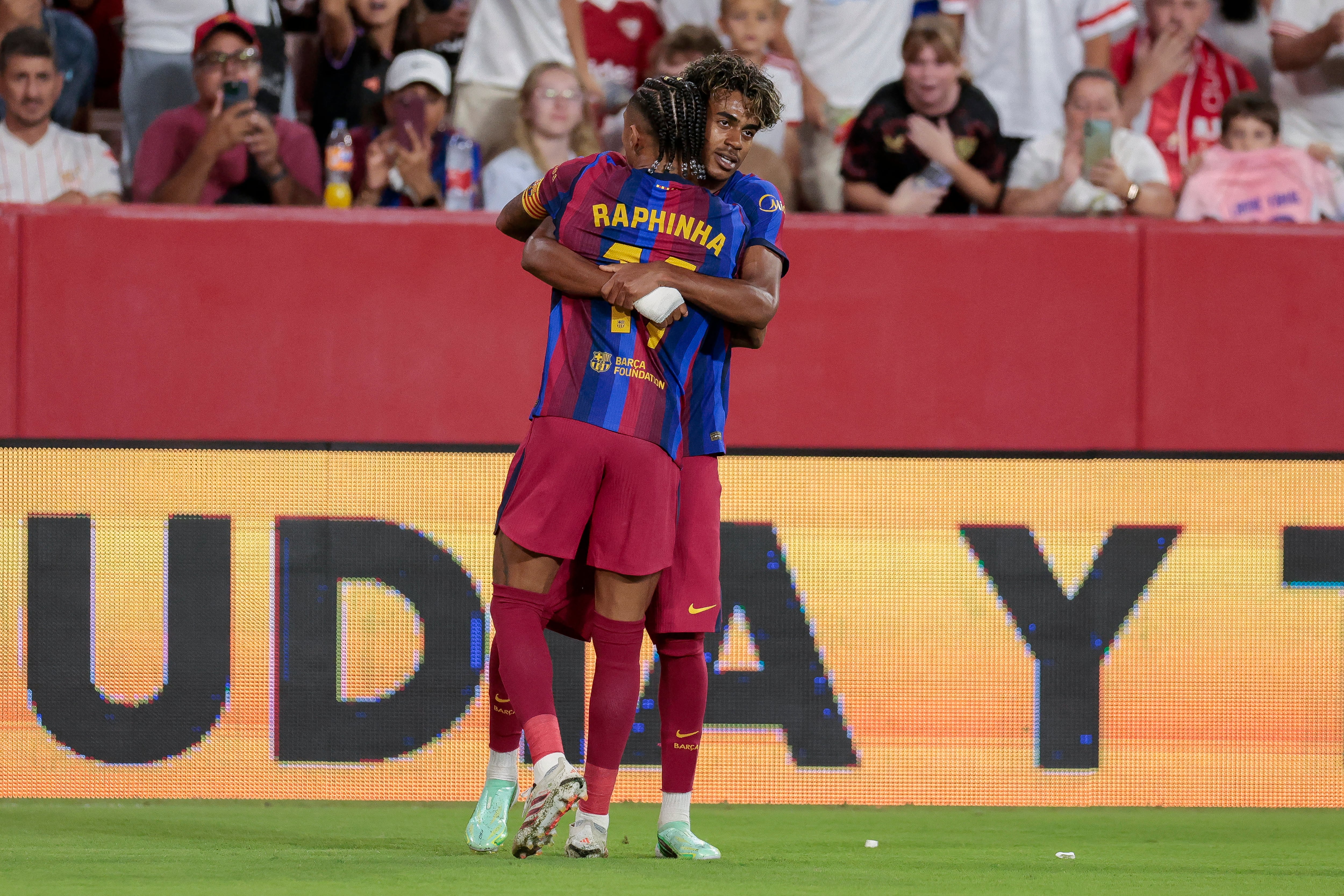 Lamine Yamal y Raphinha festejan un gol del FB Barcelona ante el Sevilla, el pasado 19 de setiembre por la Liga Española.