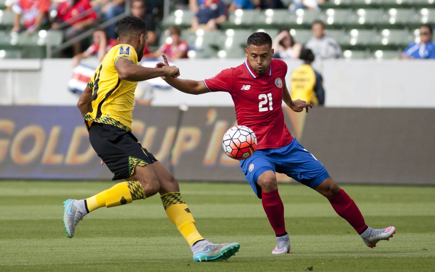 David Ramírez anotador del segundo gol de Costa Rica es marcado por Adrian Mariappa en el juego de la Sele ante Jamaica.