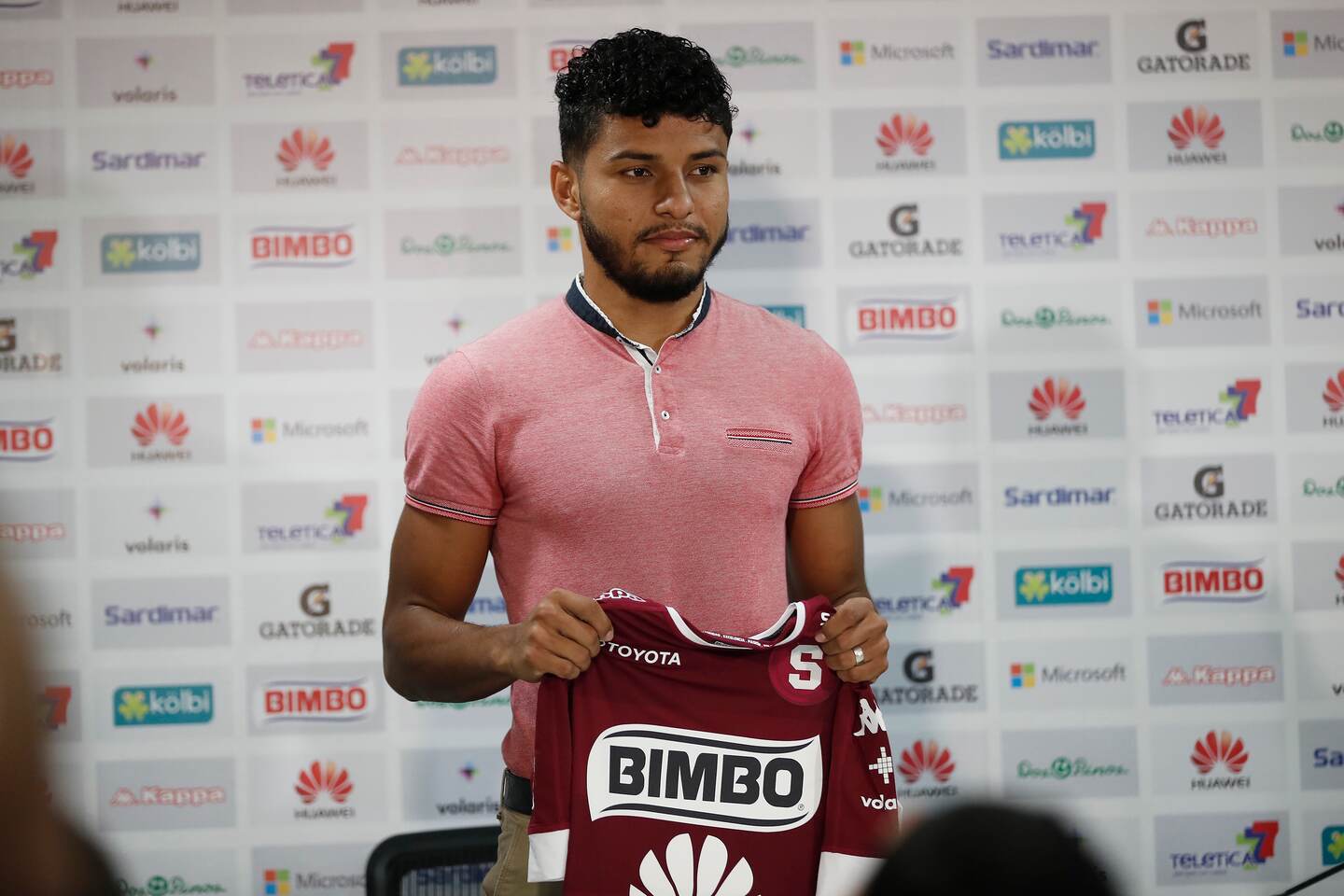 21/12/2017/ Presentación de Johan Venegas y Alexander Robinson con el Deportivo Saprissa / Fotografía: José Cordero