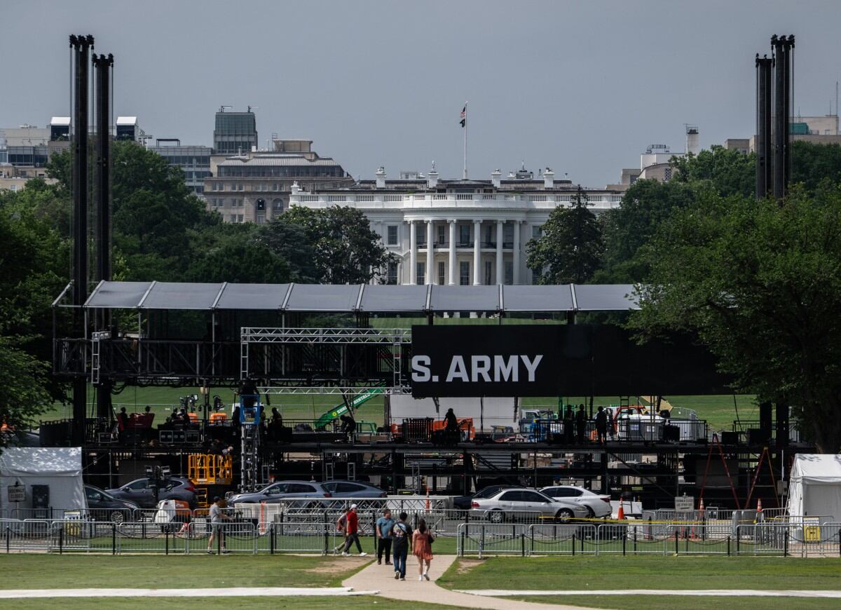 Se instalan gradas cerca de la Casa Blanca, en The Ellipse, el 9 de junio de 2025, en Washington, D.C. Un desfile militar y una celebración por el 250.º aniversario del Ejército de los Estados Unidos se llevarán a cabo en Washington, D.C., el 14 de junio, fecha que también coincide con el cumpleaños número 78 del presidente Donald Trump. (Foto de ANDREW CABALLERO-REYNOLDS / AFP)