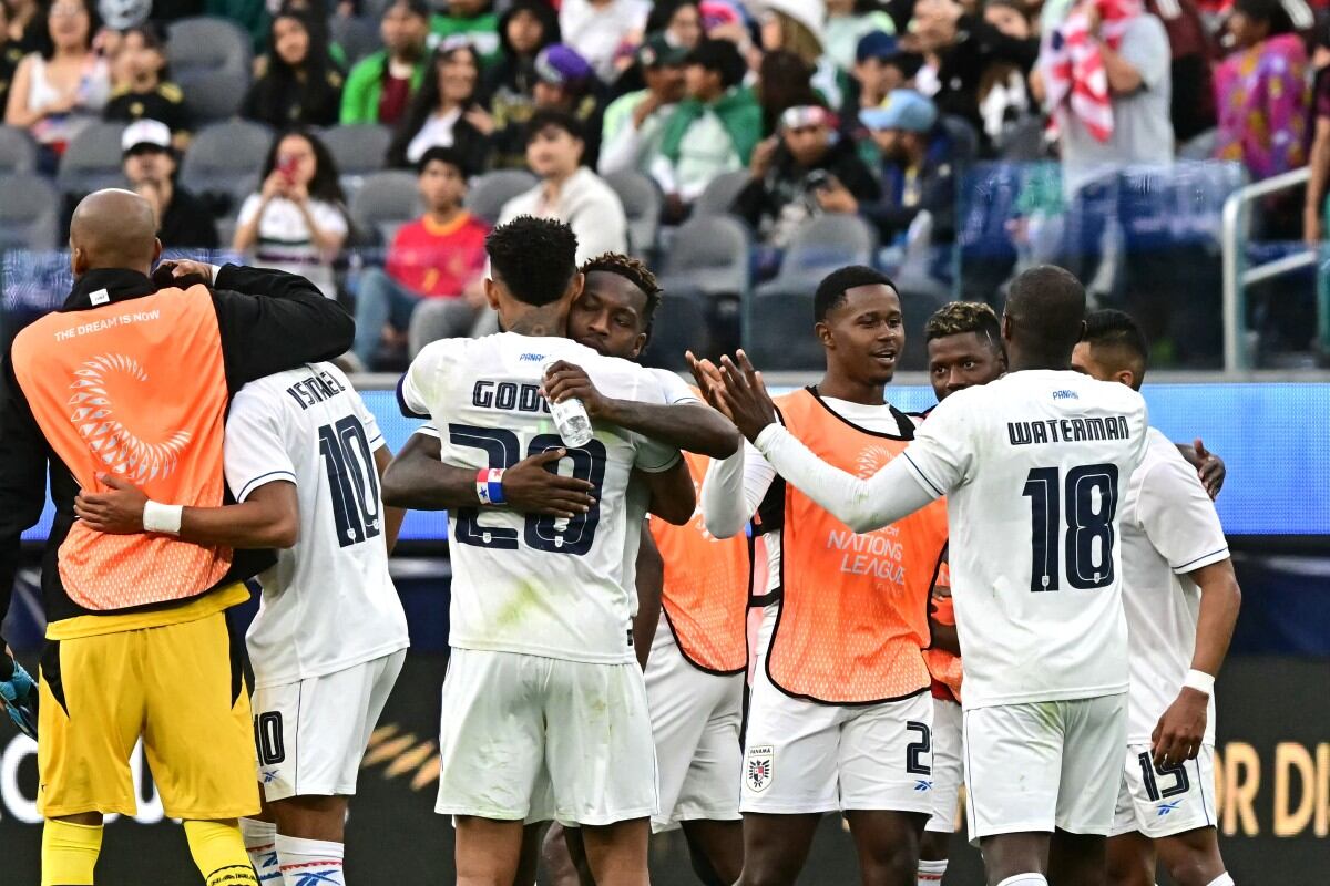 Los jugadores de Panamá celebraron con todo su clasificación al último juego del Final Four de Concacaf.