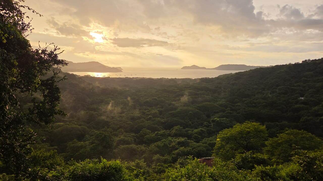 Vista aérea de playa Panamá, en Carrillo de Guanacaste, que es parte de la zona donde se desarrollan proyectos turísticos bajo el régimen especial del Polo Turístico Golfo de Papagayo, cuya constitucionalidad está actualmente cuestionada ante la Sala IV por razones ambientales.