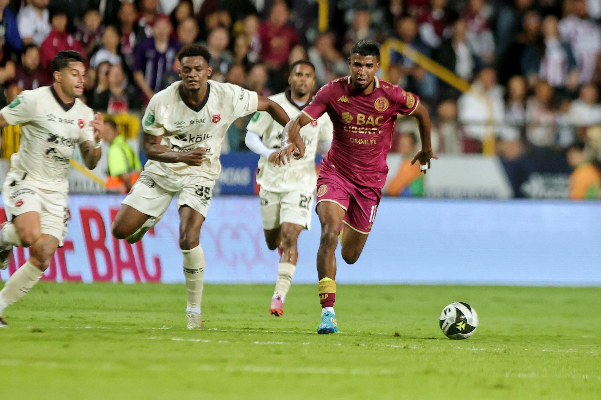 30/08/2025/ juego entre Deportivo Saprissa vs Liga Deportiva Alajuelense por el clásico nacional en la jornada 6 del torneo clausura 2025 en el estadio Ricardo Saprissa / foto John