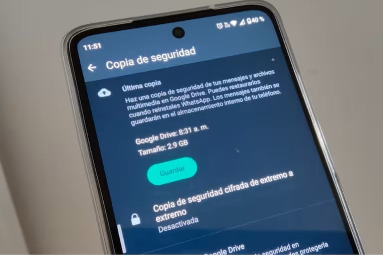 No existe la "papelera" de WhatsApp, pero sí la copia de seguridad.