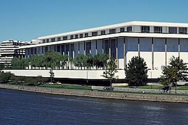 Trump pone su nombre a famoso recinto cultural: ahora será el ‘Trump-Kennedy Center’