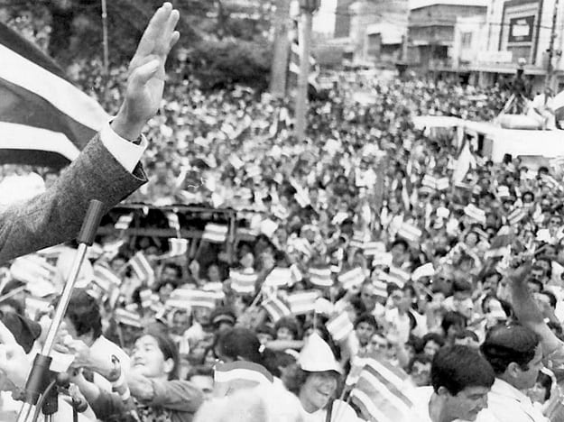 Plaza pública en campaña. Candidato Óscar Arias en 1986