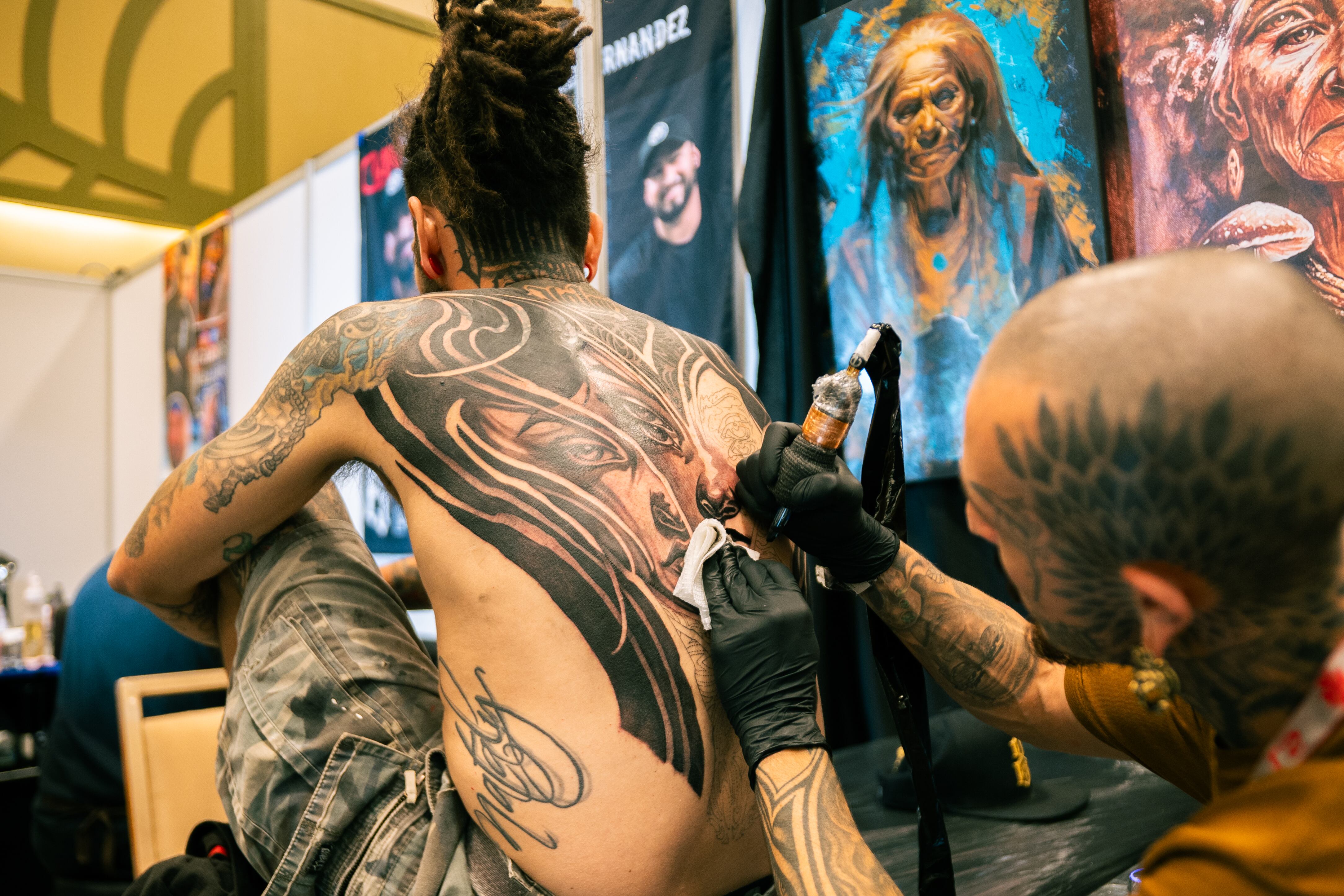 Personas tatuando.