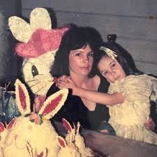 Claudia con su madre, María Claudia Camargo.