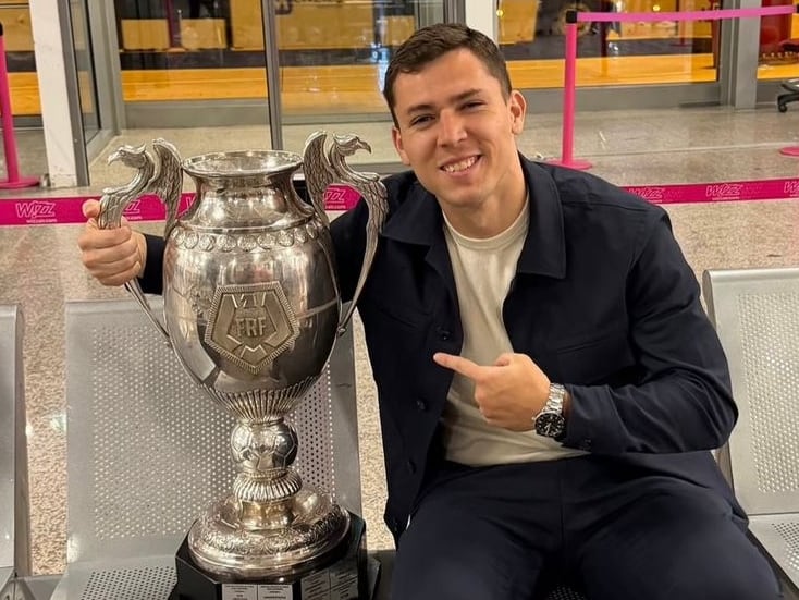 Carlos Mora celebró junto al trofeo de campeón de Copa de Rumanía.