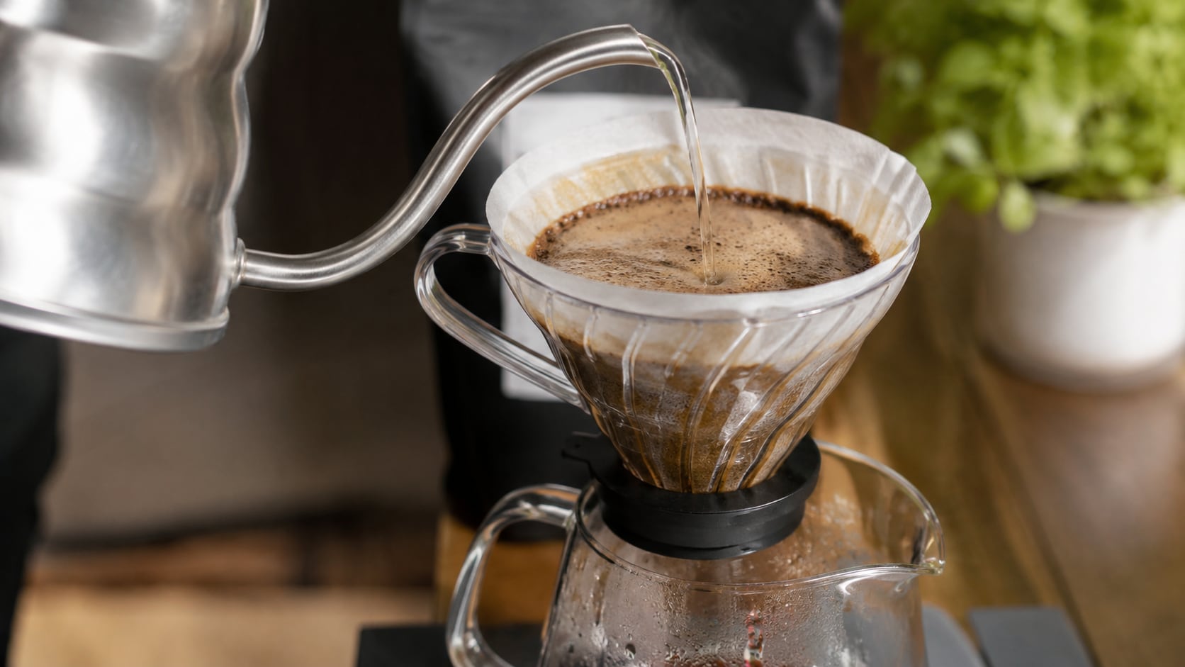 El método utiliza una tetera de cuello de ganso y un vertido continuo para obtener una bebida más intensa con menos café molido.