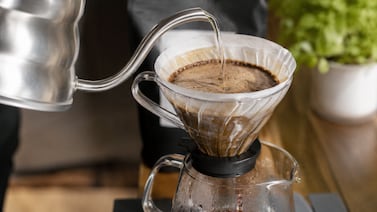 Científicos revelan el método que puede cambiar su café filtrado: el detalle está en cómo vierte el agua