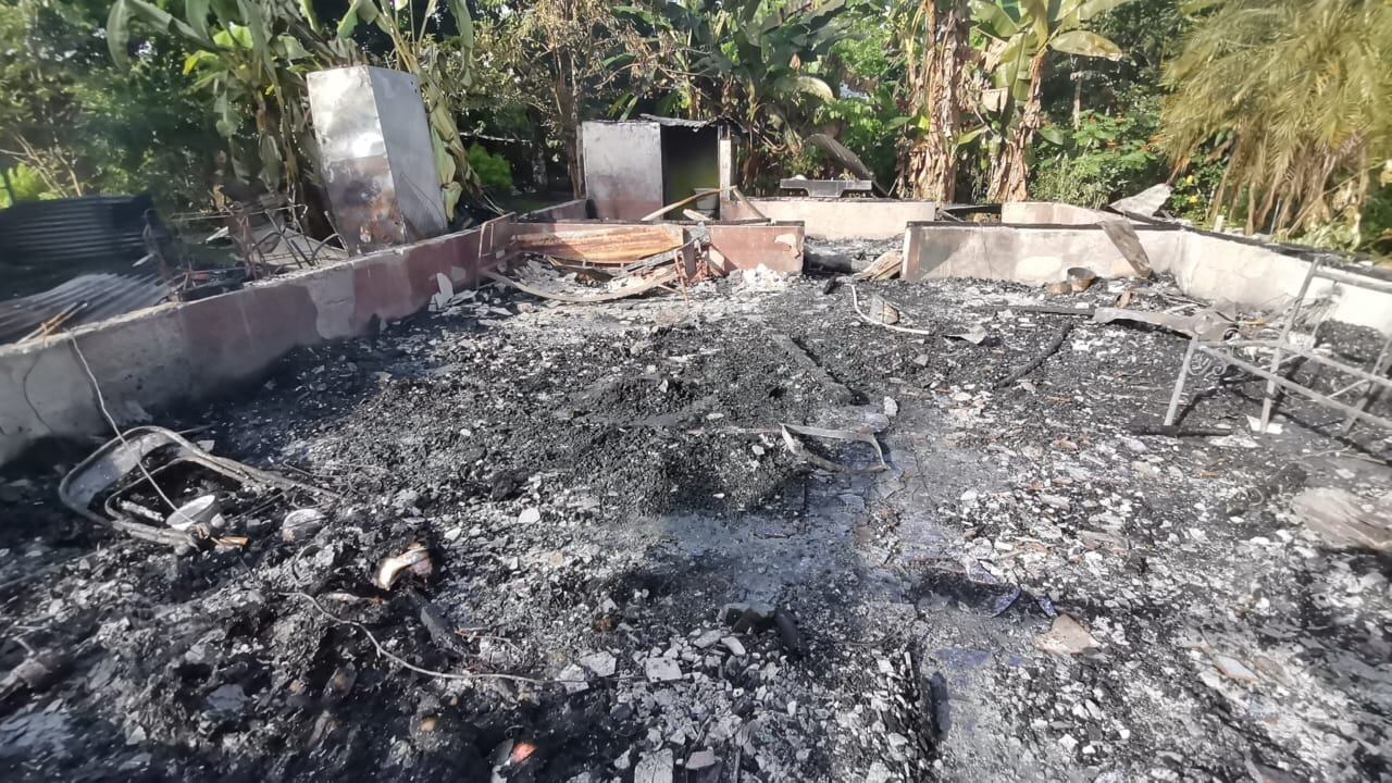 Todo quedó reducido a cenizas. Las causas están en investigación. Foto: Alfonso Quesada.