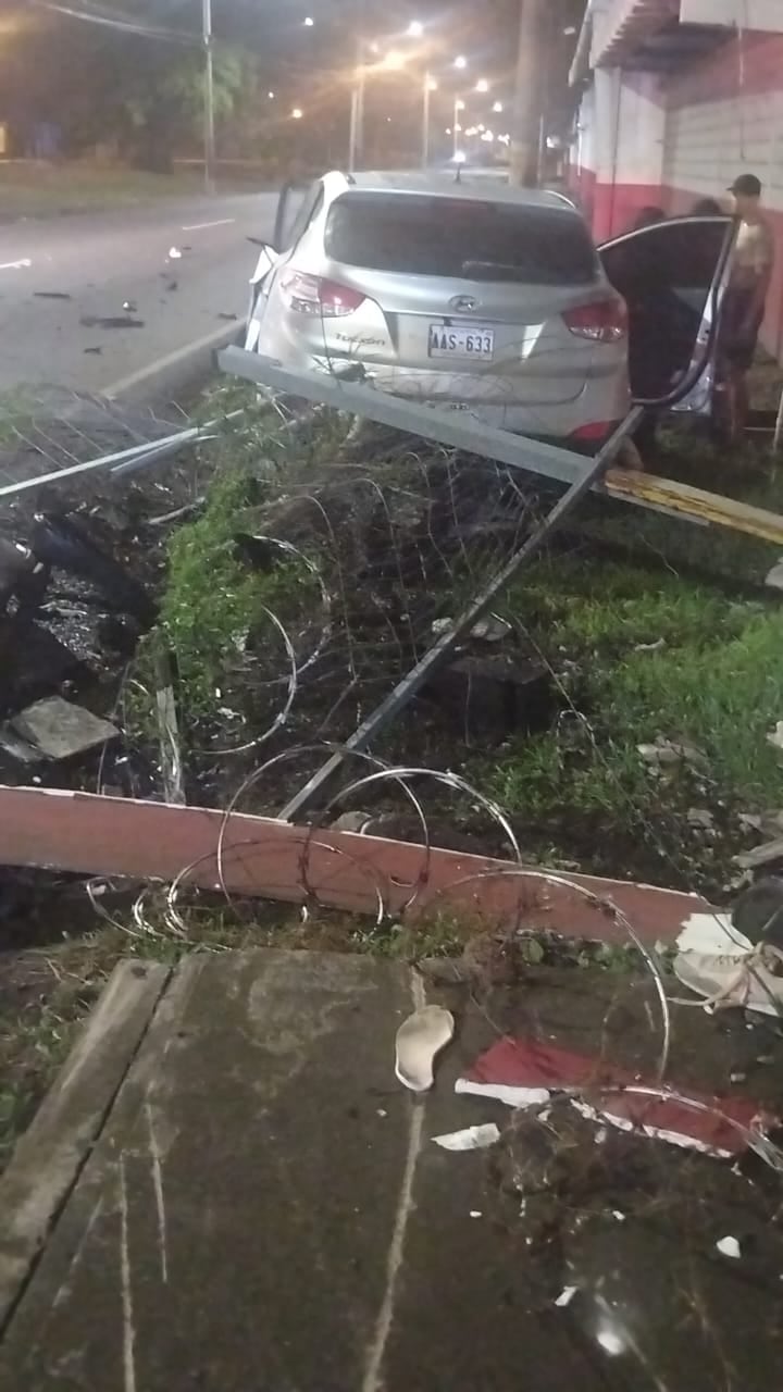 El automóvil involucrado en el accidente en El Roble.