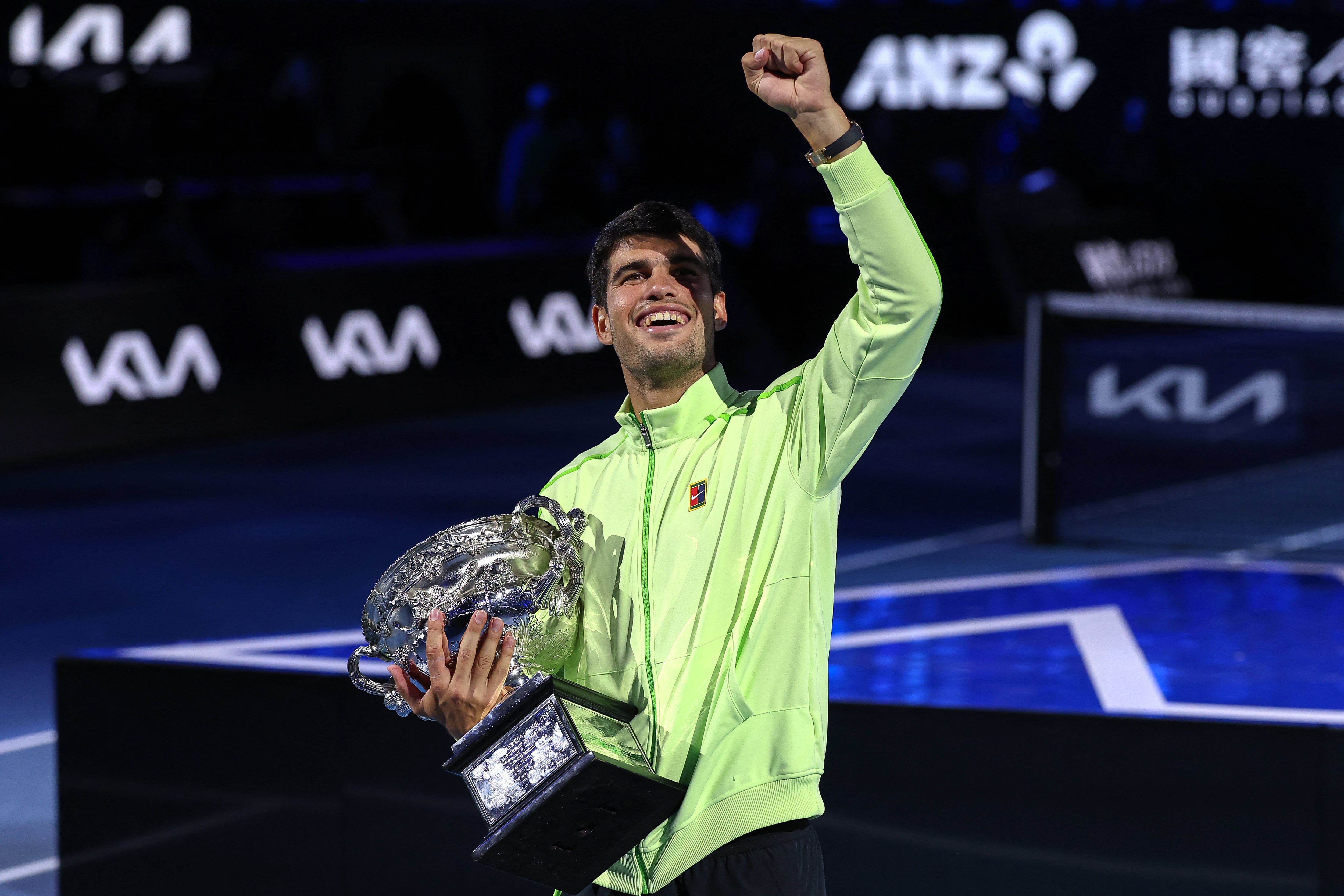 El tenista español Carlos Alcaraz celebra luego de vencer al serbio Novak Djokovic en la final del Abierto de Australia 2026.