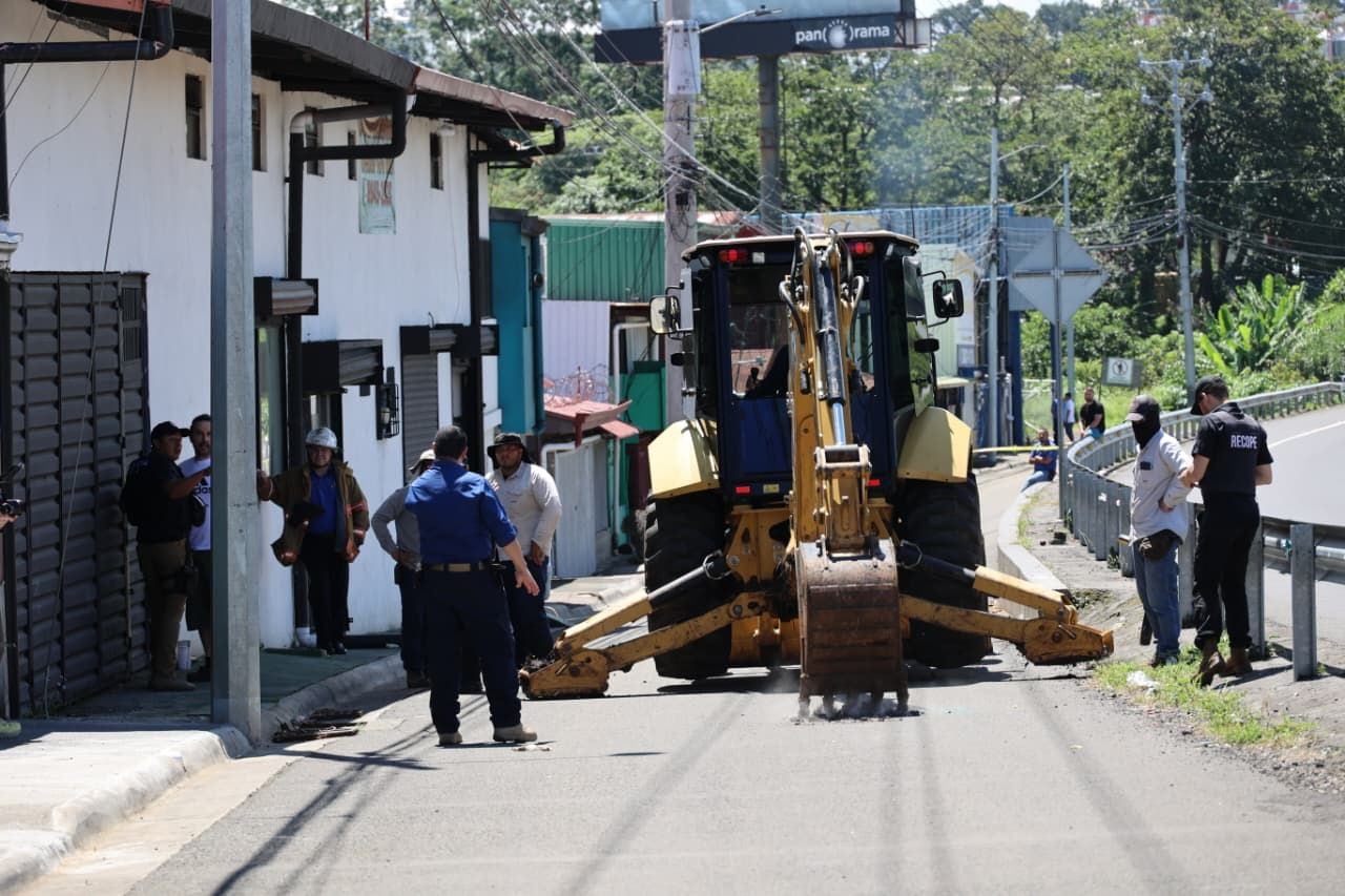 Una retroexcavadora fue necesaria para perforar la carretera 3 metros para llegar hasta el poliducto y la toma ilegal en Río Segundo, paralelo a la carretera General Cañas.