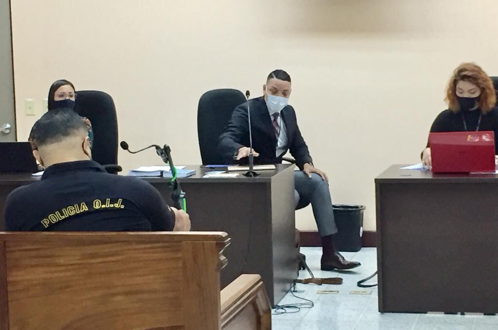 Un agente del OIJ y un comerciante fueron los primeros de nueve testigos que coparecerán en el juicio en la sala 10 de los Tribunales de Limón. Foto: Raúl Cascante.