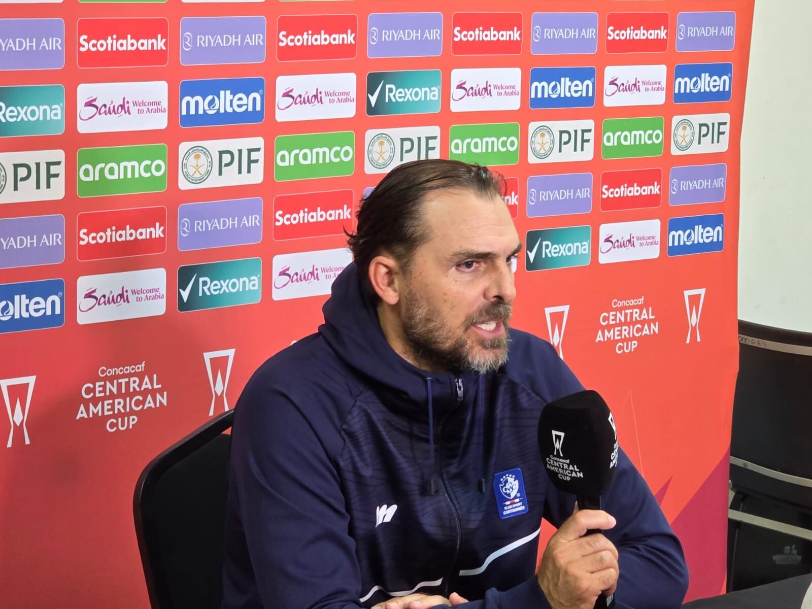 Andrés Carevic vivió al límite el partido que Cartaginés terminó ganándole al Motagua, y que dio a los brumosos la clasificación a Concachampions. Aquí, durante la conferencia de prensa posterior.