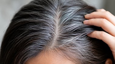 Aplicar bicarbonato de sodio y romero en las canas: para qué sirve y cómo hacerlo