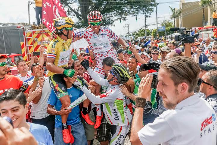 Juan Carlos Rojas (amarillo) celebró la victoria junto a su hermano César Rojas (blanco).