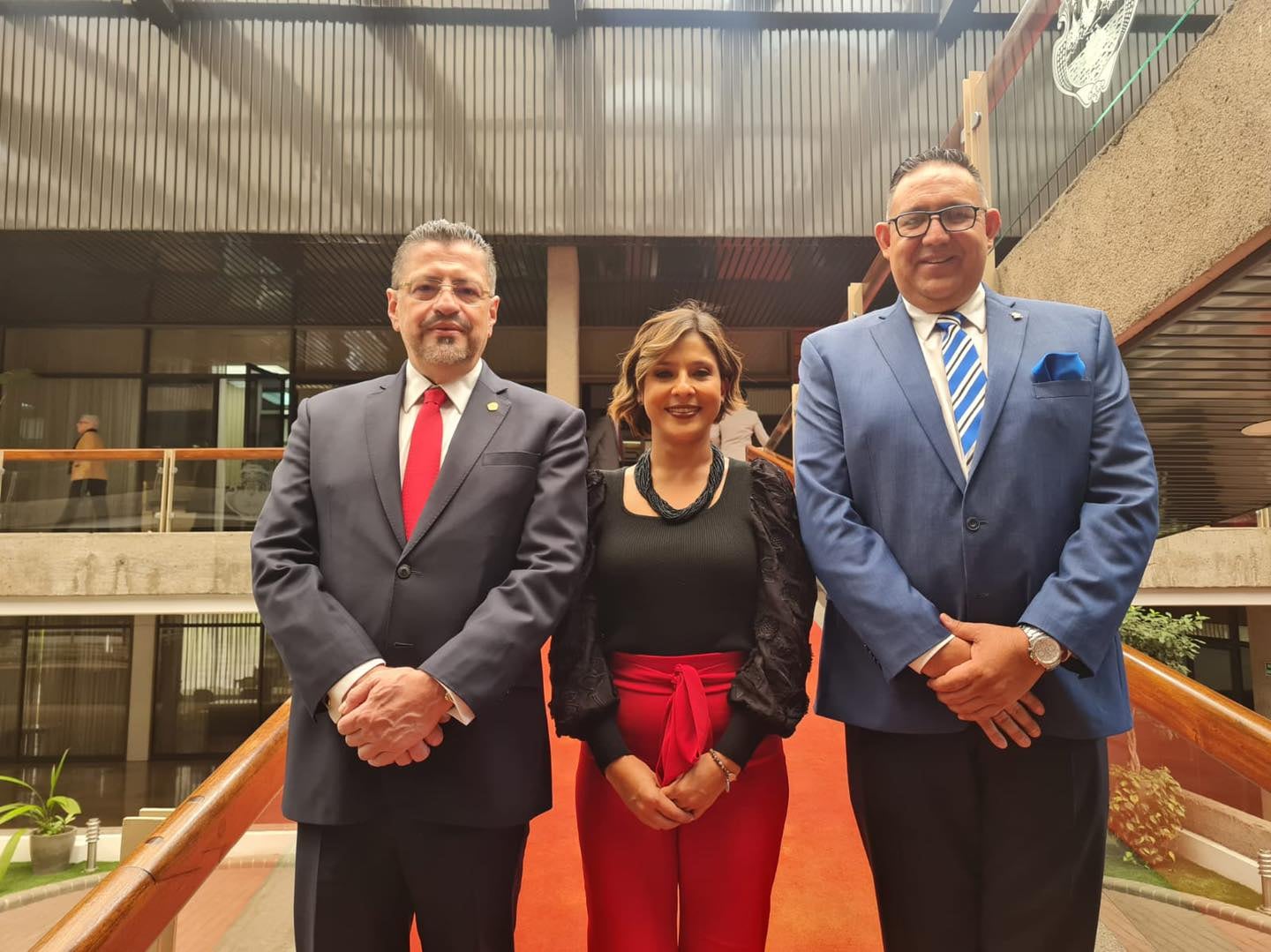 Fotos de Leslye Bojorges con Rodrigo Chaves