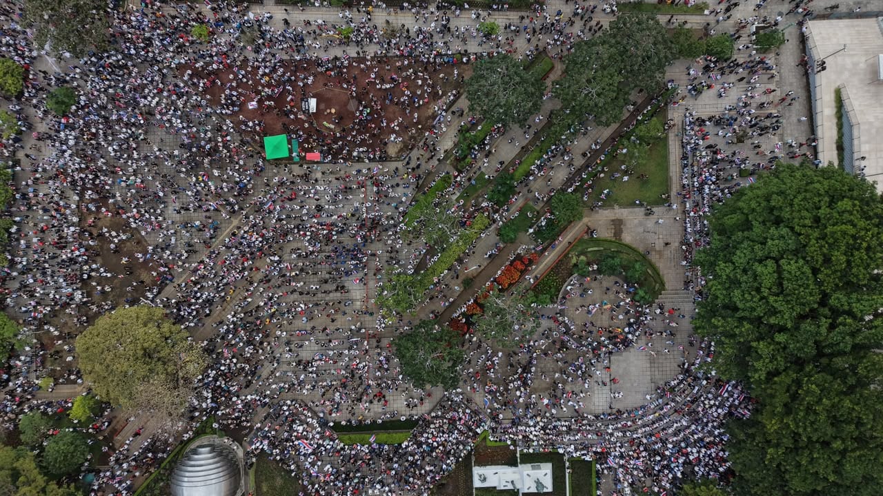 Personas reunidas en la Plaza de la Democracia por el Plantón por la Justicia Democrática este jueves 6 de agosto de 2026.