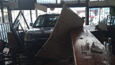 Vehículo se sale de la vía y se incrusta en conocido bar y restaurante de Aserrí