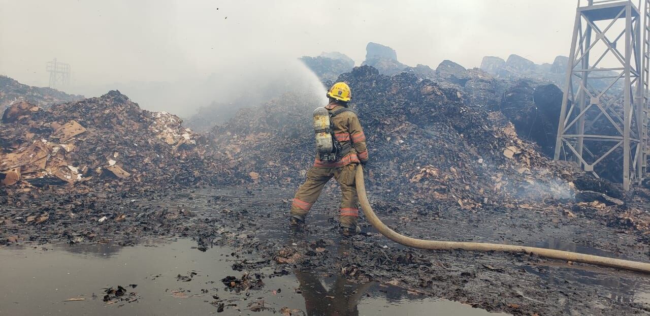 Incendio en bodega de Empaques Santa Ana, en el Coyol de Alajuela. Foto Bomberos.