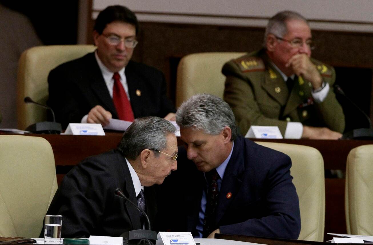 Miguel Díaz-Canel (derecha, primera fila) conversaba con el presidente Raúl Castro durante una sesión de la Asamblea Nacional en febrero del 2012.