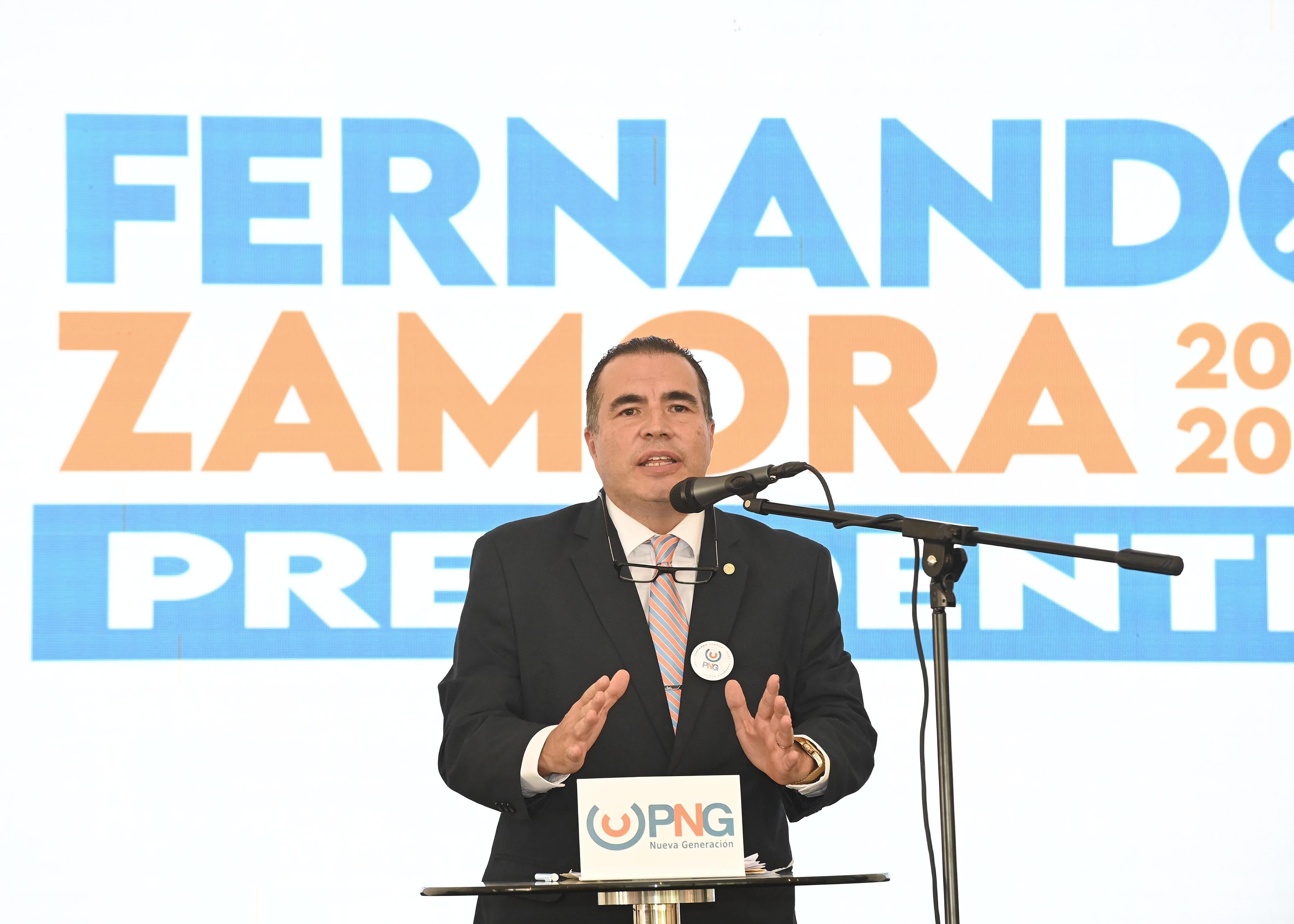 20 de julio del 2025. Campo Lago en San Rafael de Alajuela. 14;30 hrs. Delegados del partido Nueva Generación presentaron a Fernando Zamora como candidato presidencial para las próximas elecciones nacionales en febrero del 2026. Junto a el la primera vicepresidenta Lisbeth Quesada Tristán y la segunda vicepresidenta y Yeudi Sulem Araya. En la foto: el candidadto presidencial participó de la reunión de delegados y habló con la prensa. El candidato ingresa con su esposa al salón. Foto: Albert Marín